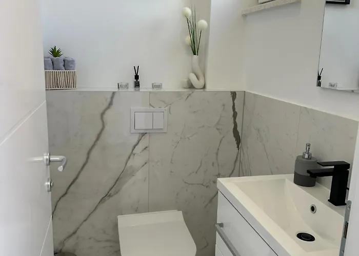 아파트 Luxury Palmview Mit Whirlpool Und Terrasse 트로기르