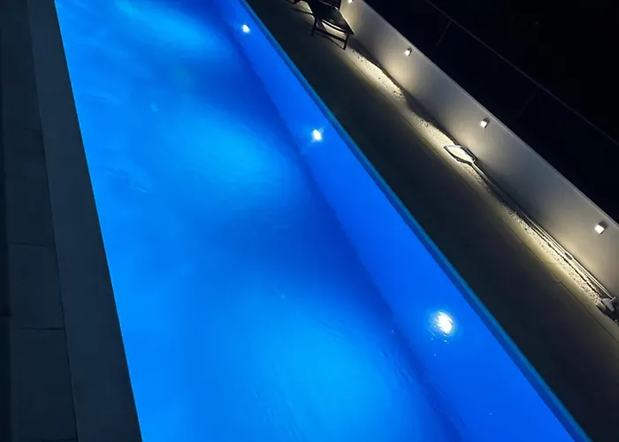 Luxury Palmview Mit Whirlpool Und Terrasse 아파트 트로기르