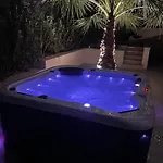 Luxury Palmview Mit Whirlpool Und Terrasse 아파트