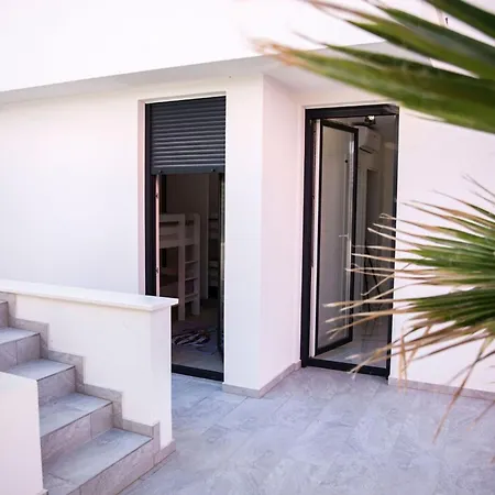 아파트 Luxury Palmview Mit Whirlpool Und Terrasse 트로기르